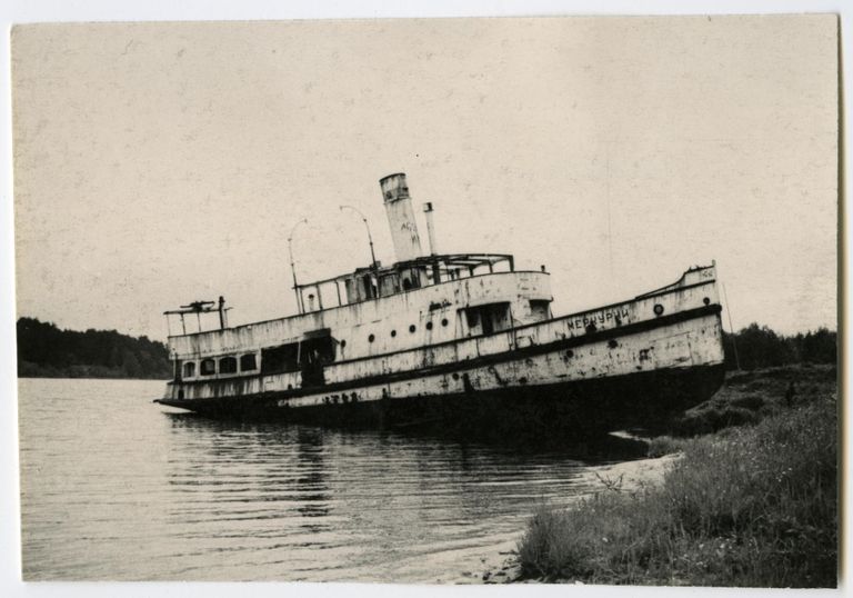 Merkuri vrakk Pärnu jõel 1967 aastal ilma masti ja ülakorruseta.