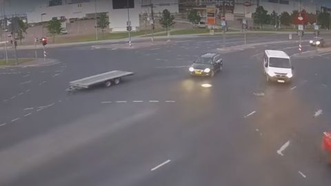 Видео: в Таллинне прицеп отцепился от автомобиля и оказался на встречной полосе  