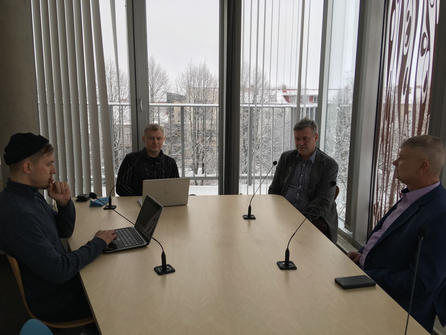 Stuudiolaua ümber istuvad Valter Vaha, Hans Väre, Tonio Tamra ja Tiit Jürmann.