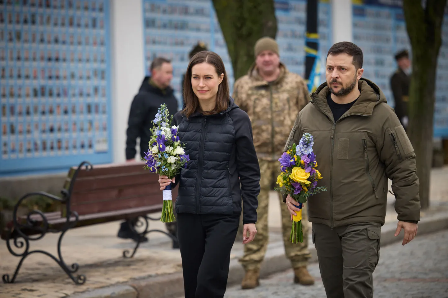 Soome peaminister Sanna Marin oli selle aasta märtsis visiidil Kiievis ja kohtus Ukraina presidendi Volodõmõr Zelenskõiga. Foto on tehtud 10. märtsil, mil Marin ja Zelenskõi asetasid lilled Ukraina sõjas hukkunute mälestuseks Kiievis asuva kloostri memoriaalile