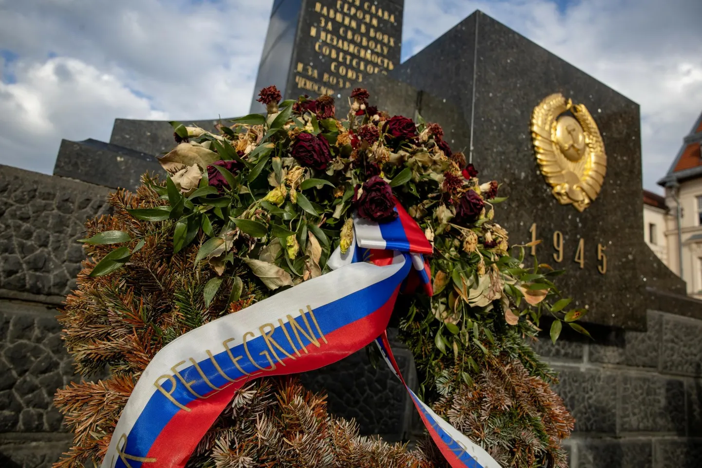 Slovakkia presidendiks valitud Peter Pellegrini nimega pärg Banská Bystricas asuva Nõukogude «vabastajate» mälestusmärgi jalamil.