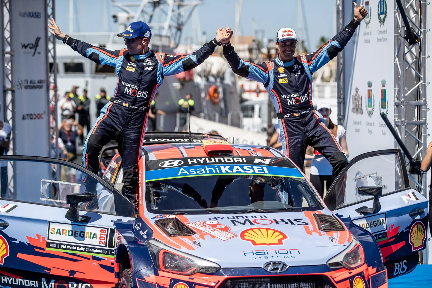 Dani Sordo (paremal) 2019. aastal Sardiinia ralli poodiumil.