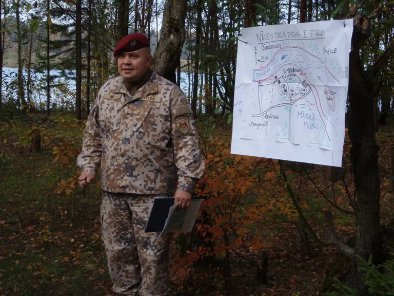 Nacionālo bruņoto spēku Instruktoru skolas instruktors, virsseržants Ilmārs Veide
