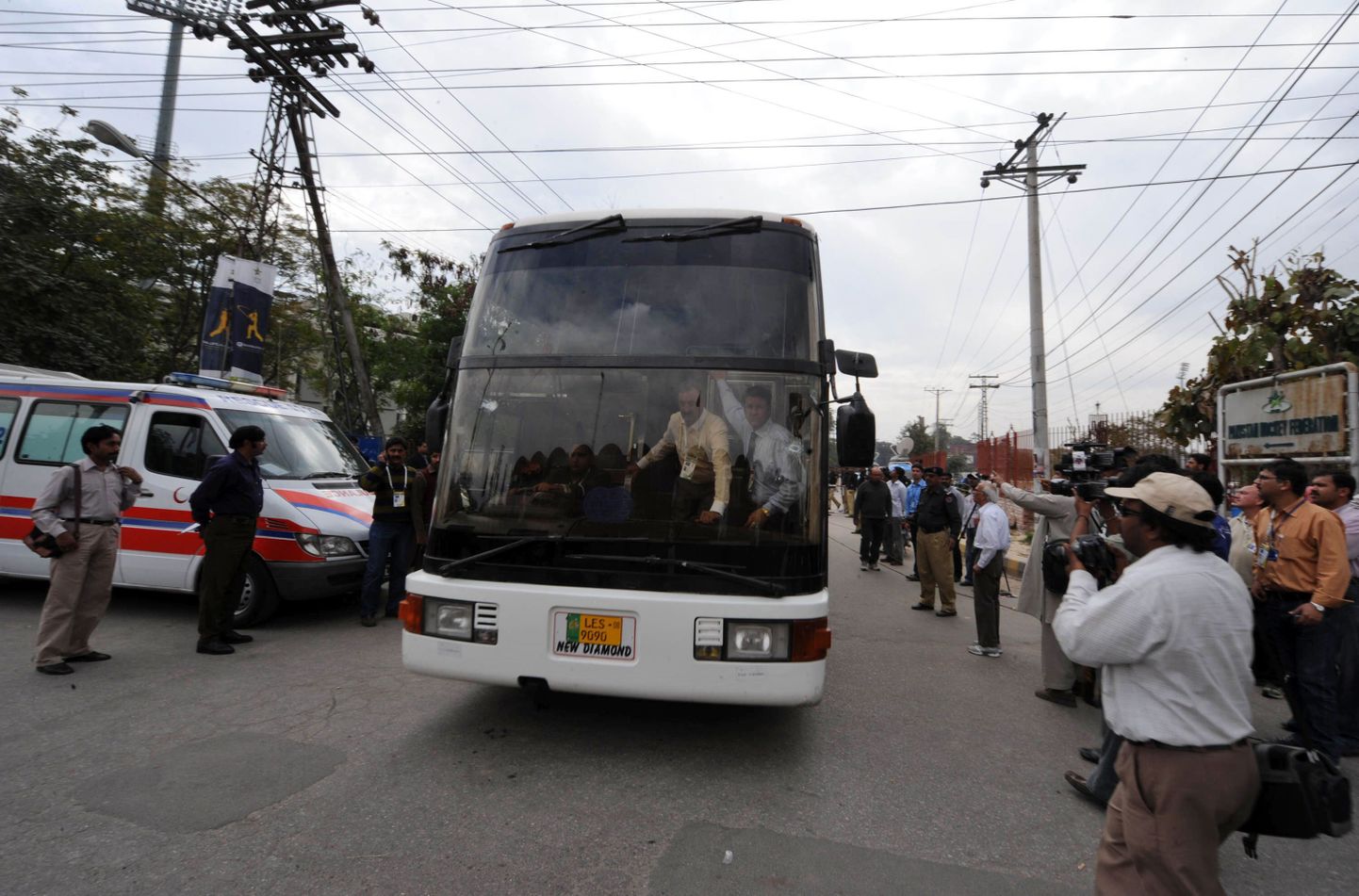 Sri Lanka kriketikoondislaste buss siseneb Gaddafi staadionile Lahores.