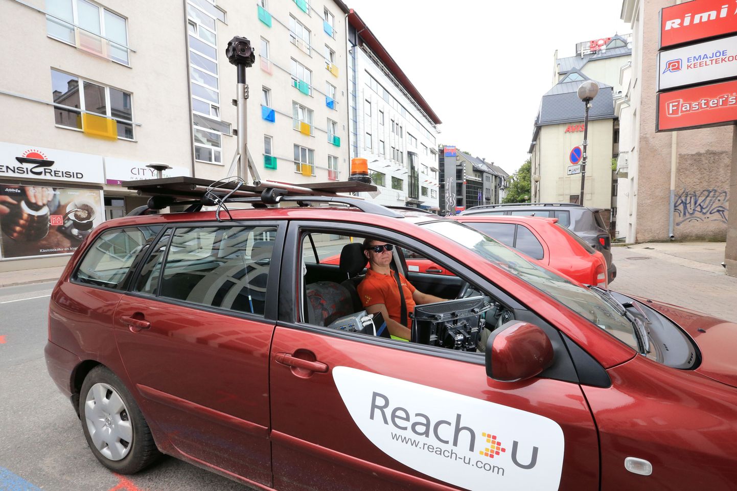Eestis võib näha ringi liikumas tumepunast Reach-U välitööde autot.