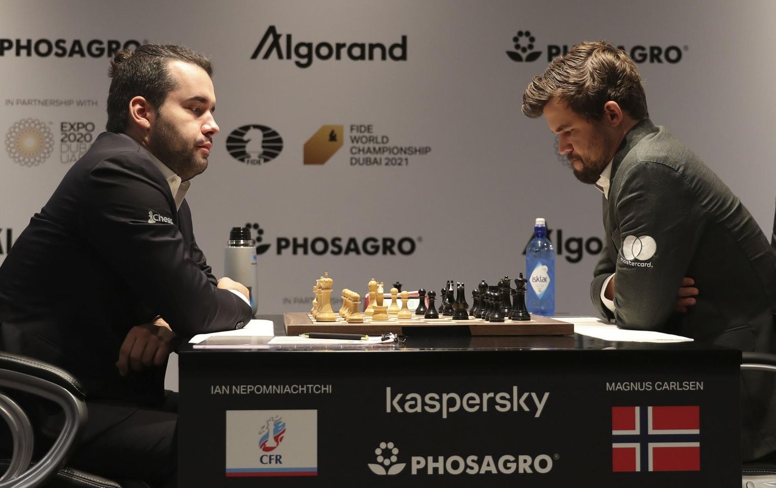 Jan Nepomnjaštši (vasakul) juhtis kolmapäeval peetud viiendas partiis valgeid, Magnus Carlsen musti malendeid.
