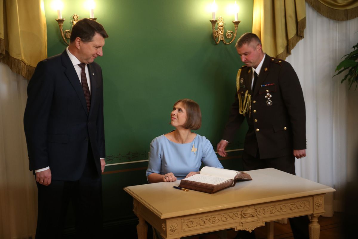 Kersti Kaljulaid jättis oma Läti kolleegi julgustusel külalisteraamatusse oma käekirjanäidise.