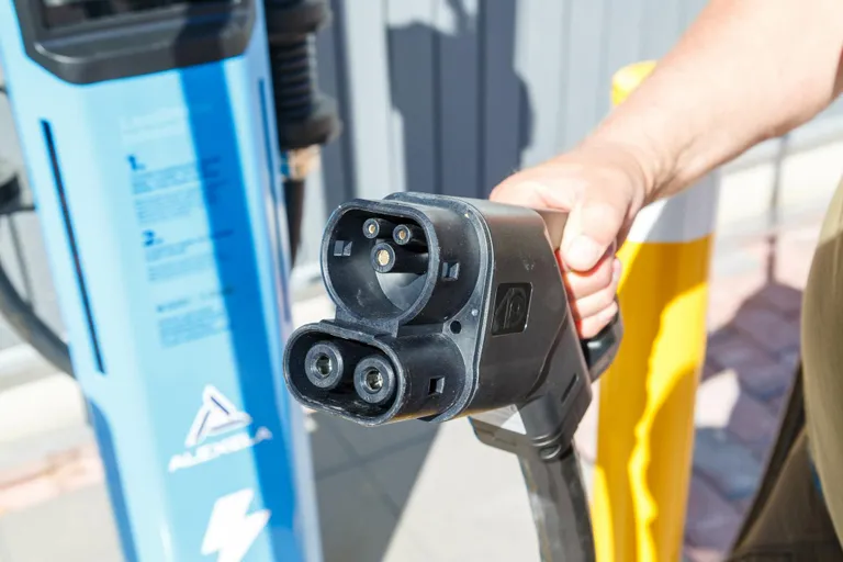 Metsavenna kaupluse ees olev uhiuus elektriautode kiirlaadimispunkt. Ühenduspistikuid on kaht tüüpi, et katta erisuguste autode vajadused.