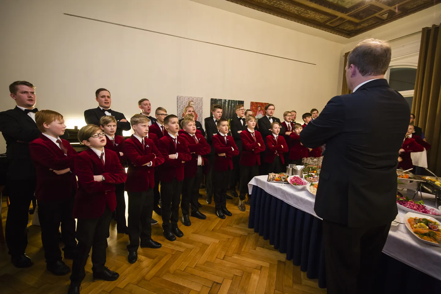 EV 100 pidu Berliinis Eesti saatkonnas, poistekoor ja Hirvo Surva