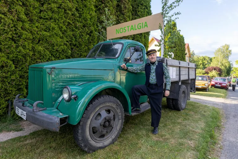 Nostalgia kohviku sommeljee Jaan Tiido näitas taastatud ja sõiduvõimelist GAZ-51 veoautot.