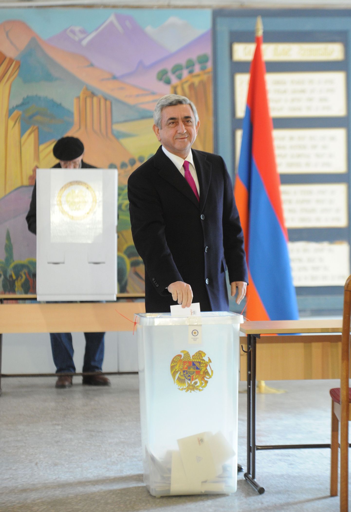 Armeenia presidendiks teiseks ametiajaks pürginud Serž Sargsjan valimisjaoskonnas.