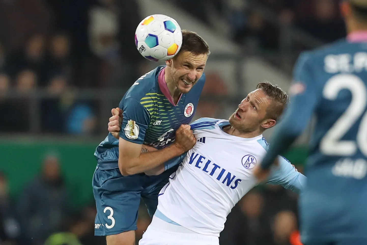 Karol Metsa (vasakul) stiilinäide. Niimoodi taltsutab Eesti aasta jalgpallur Saksamaal vastaste ründajaid. Hetk Saksamaa karikavõistluste mängust St. Pauli – Schalke, Mets ennetab õhuvõitluses Sebastian Polterit.