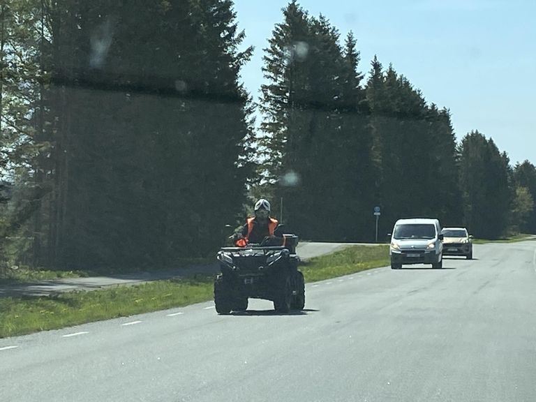 Audru–Tõstamaa–Nurmsi maanteed pidi suundub nähtavasti maastikule üks ATV-juhtidest.
