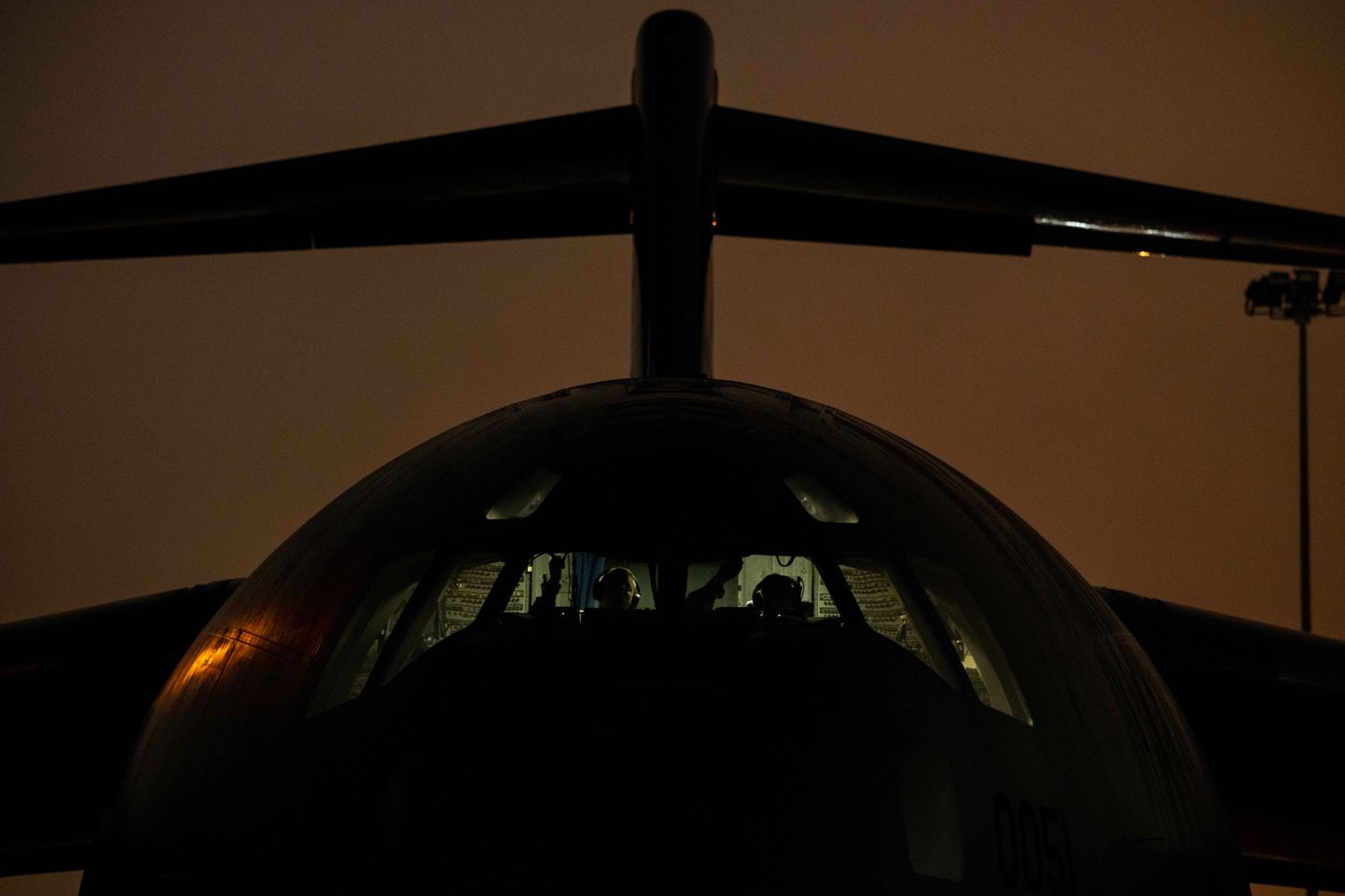 Пилоты ВВС США проводят предполетную проверку на борту 517-го AS C-17 Globemaster III на Объединенной базе Элмендорф-Ричардсон (Аляска) перед учениями Agile Reaper по господству в воздухе и глобальной мобильности, 24 февраля 2023 года.