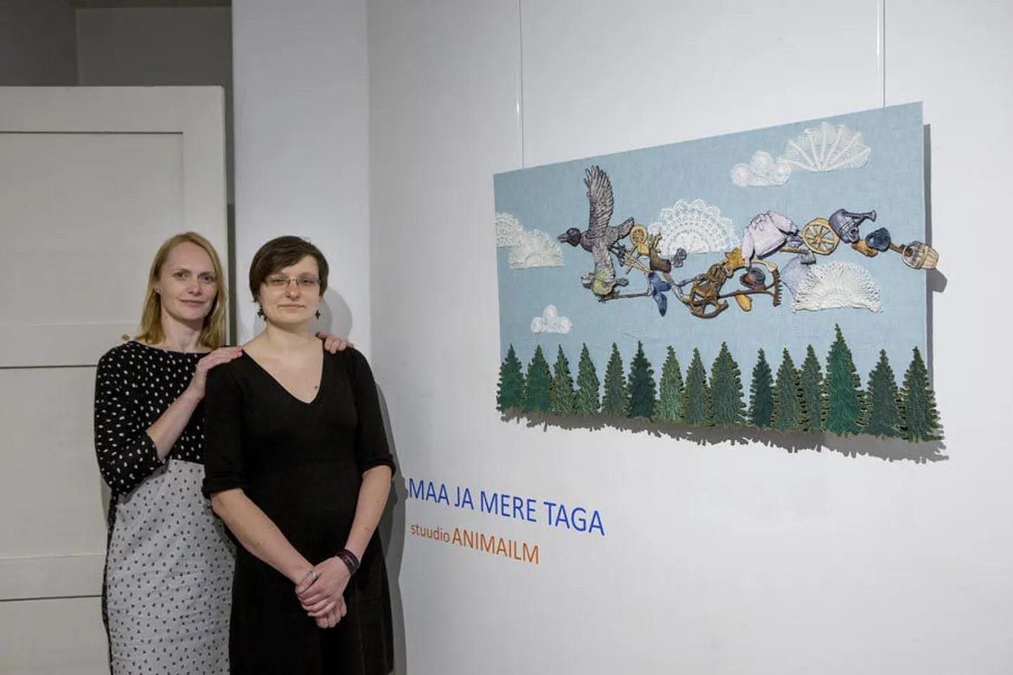 Animaatorid Marili Sokk ja Malle Valli näituse avamisel. Näitust «Maa ja mere taga» saab Kondase keskuses vaadata 12. maini.