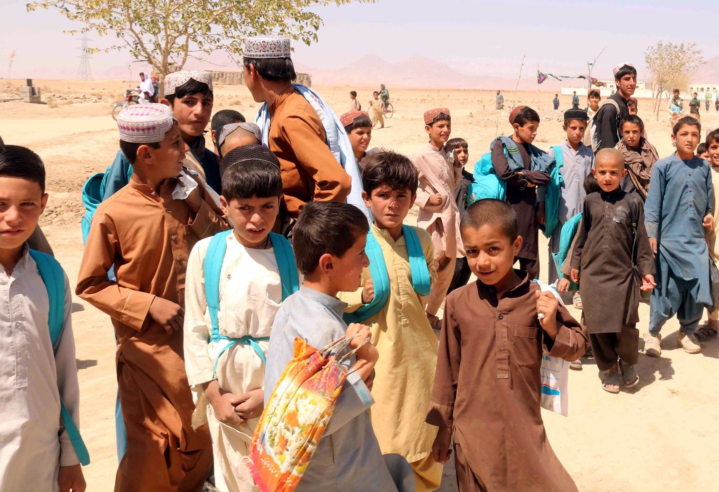 Школьники в Забуле, Афганистан, август 2021. По данным UNICEF, около одного млн детей в Афганистане столкнулись с проблемой недоедания и могут умереть, если не получат лечения.