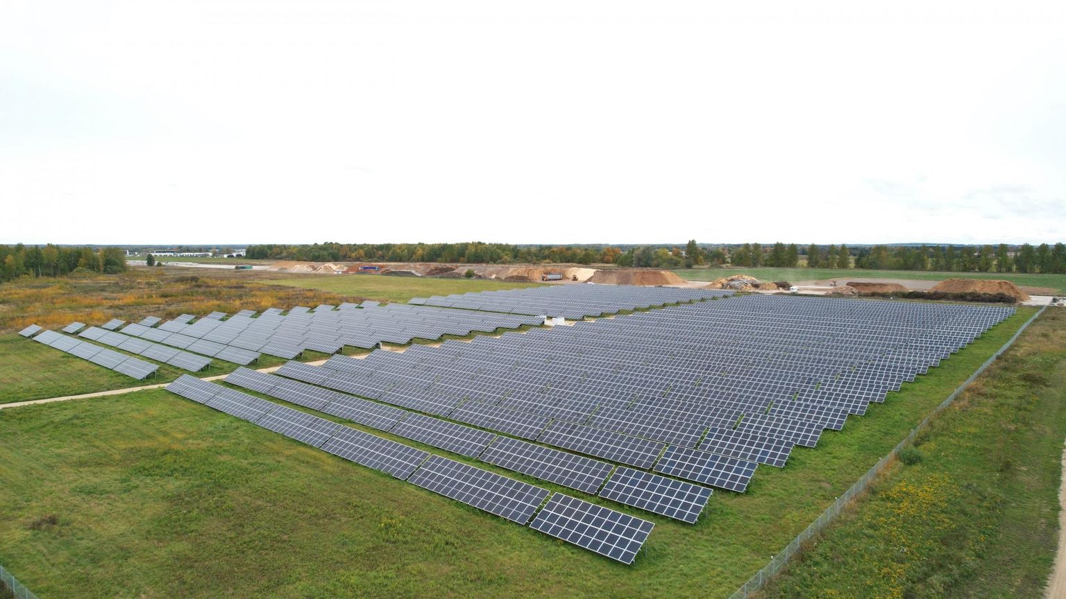 Raadil lennuraja kõrval asuv 2,4-megavatine päikesepark hakkas tööle aprillis. Omanikel on kava rajada samale kohale 6,1-megavatine päikesepark.