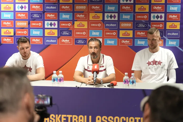 Dairis Bertāns (no kreisās), Luka Banki un Kristaps Porziņģis.