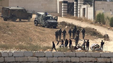 LÄÄNEKALLAS ⟩ Kaks palestiina peret viiendat päeva Iisraeli asunike piiramisrõngas