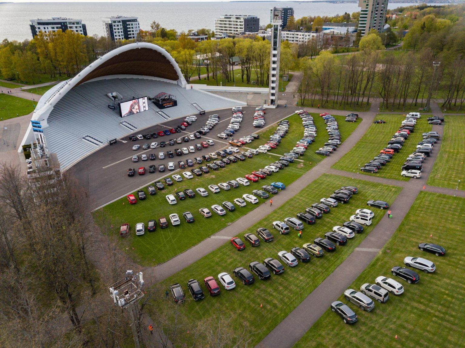 Apollo autokino avaüritusel reedel Tallinna lauluväljakul andis kontserdi Smilers.