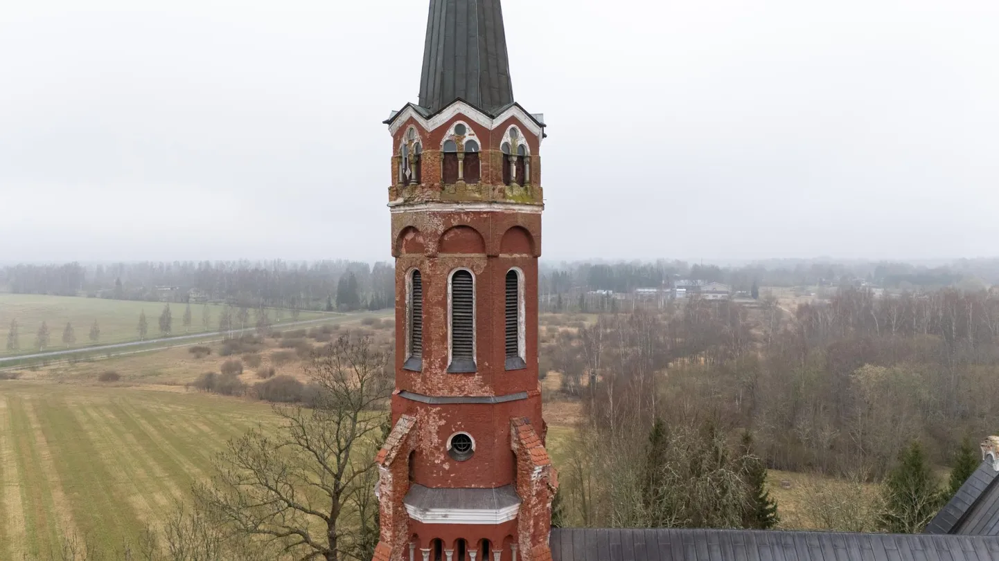 Kirikutorni lagunemine on aastaid olnud hädaks, sealt on pudenenud murenenud telliskive. Mõni aasta tagasi suleti inimeste ohutuse tagamiseks isegi peauks.