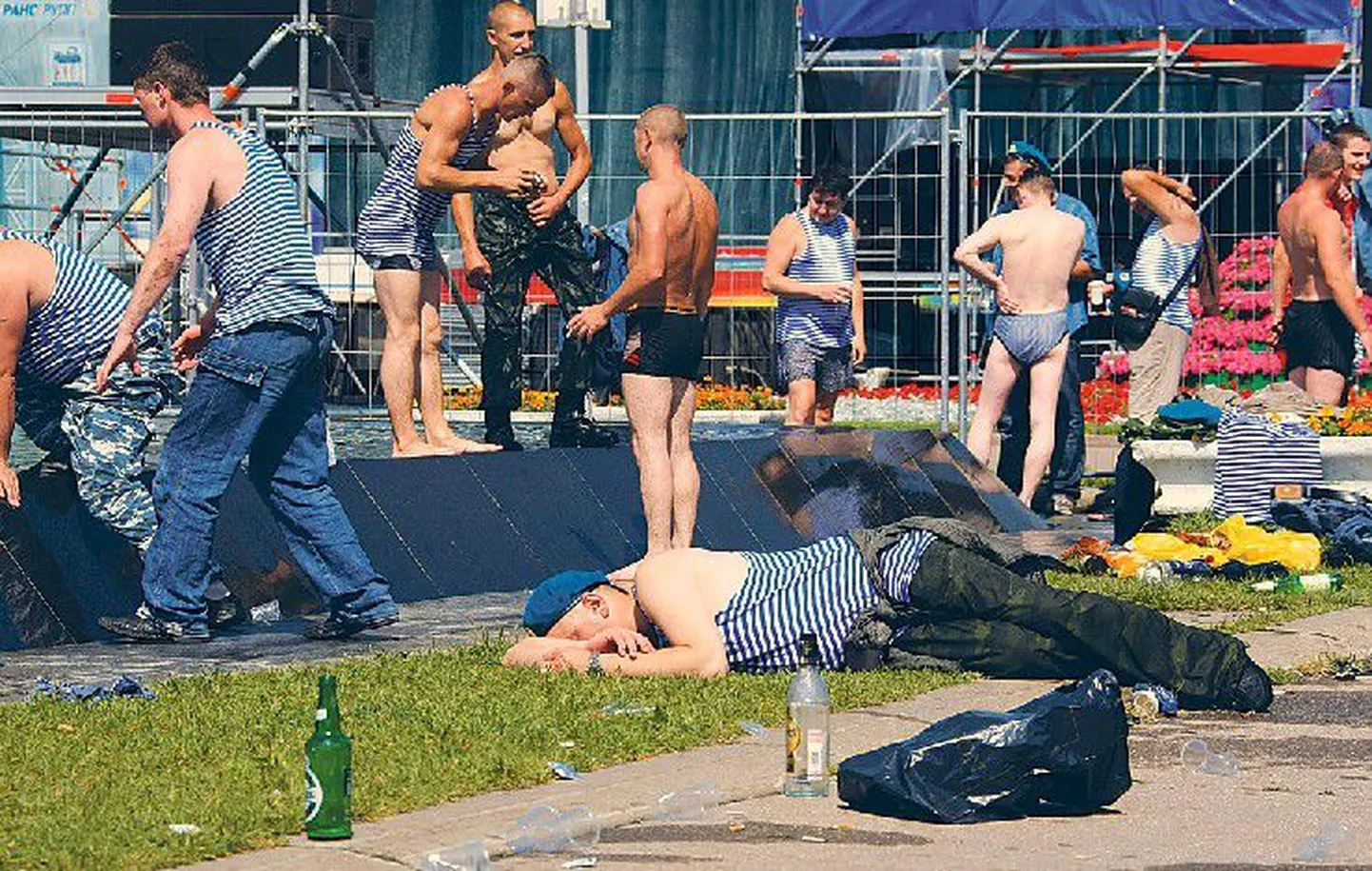 Ka langevarjurite päeva tähistamine mullu Moskvas Gorki pargis möödus rohke napsutamisega.
