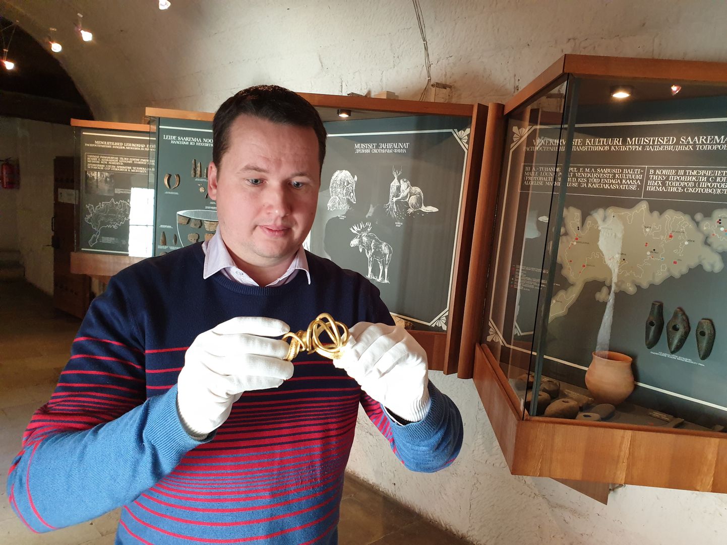 KULDNE MUSEAAL: Saaremaalt leitud väärtuslik kuldvõru on Saaremaa muuseumi peavarahoidja Priit Kivi hoole all.