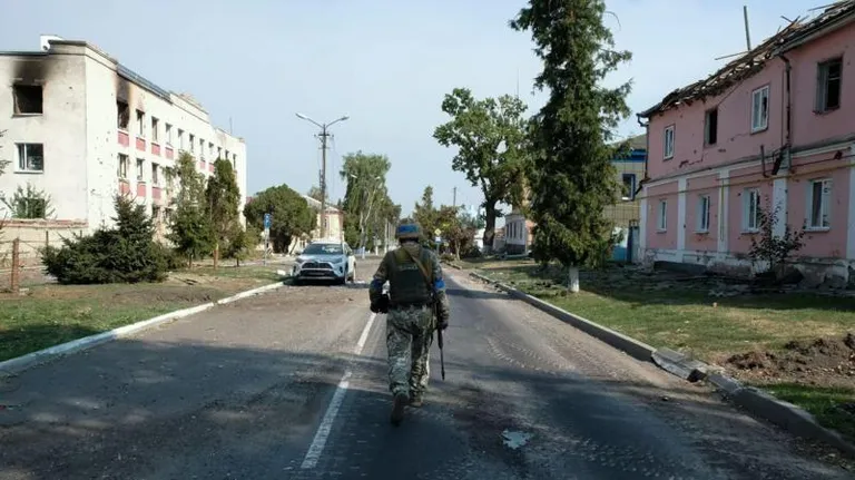 Украинский военный в Судже в Курской области. За почти 4 месяца контрнаступления россияне смогли приблизиться к этому городу на расстояние 3-4 км.