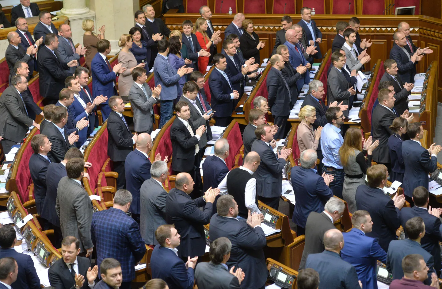 Aplaus ülemraadas pärast tänast hääletust blokivälise staatuse tühistamisest.