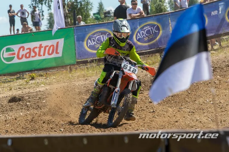Pärnu motoklubi poiss Joosep Pärn kihutas Kihli rajal 85 ccm tsikliga esimese auhinna vääriliselt.