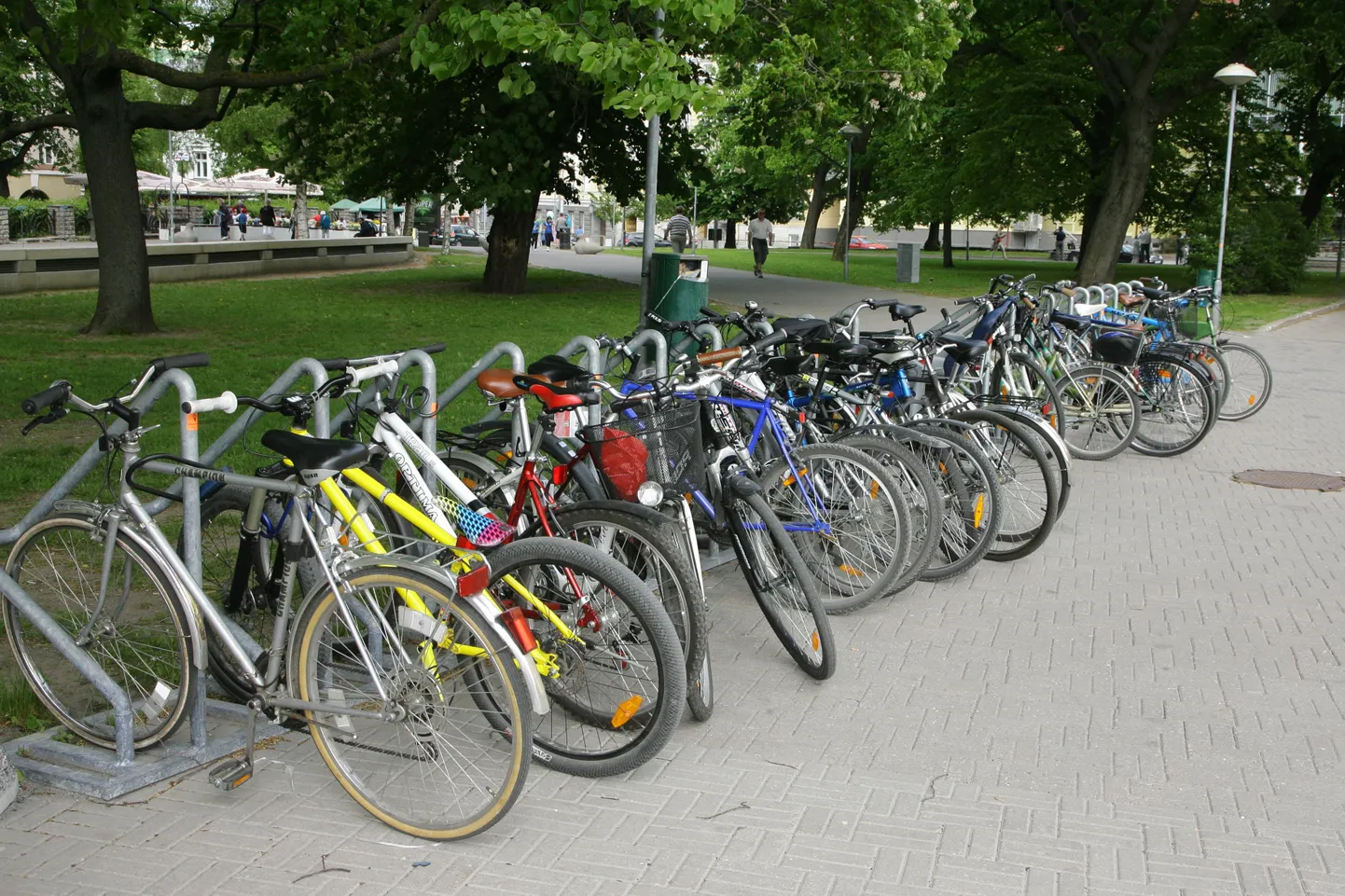 Велостоянка на площади "Вабадузе".