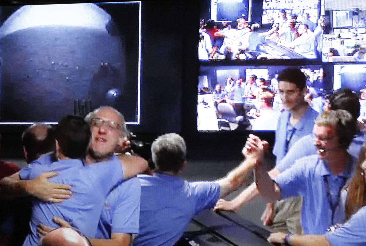 Marsi teaduslaboratooriumi eksperdid rõõmustavad kulguri eduka maandumise üle.