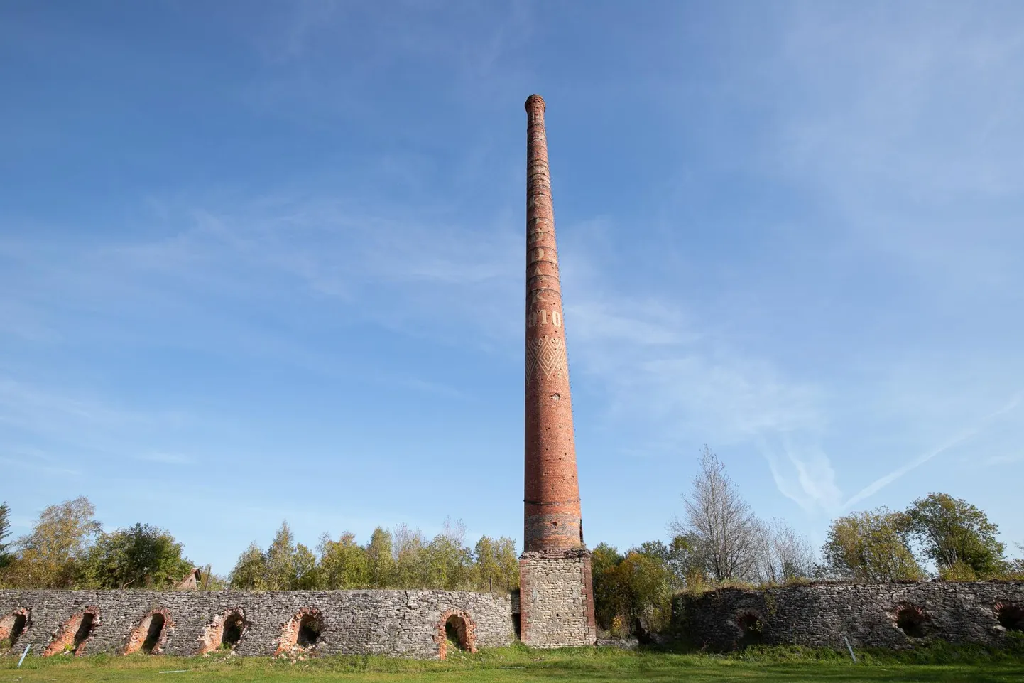 Märkimisväärse ajalooga Rakke lubjatehas on kolinud teise kohta, kuid selle algusaegade sümbol tervitab endiselt linna sisenejaid.