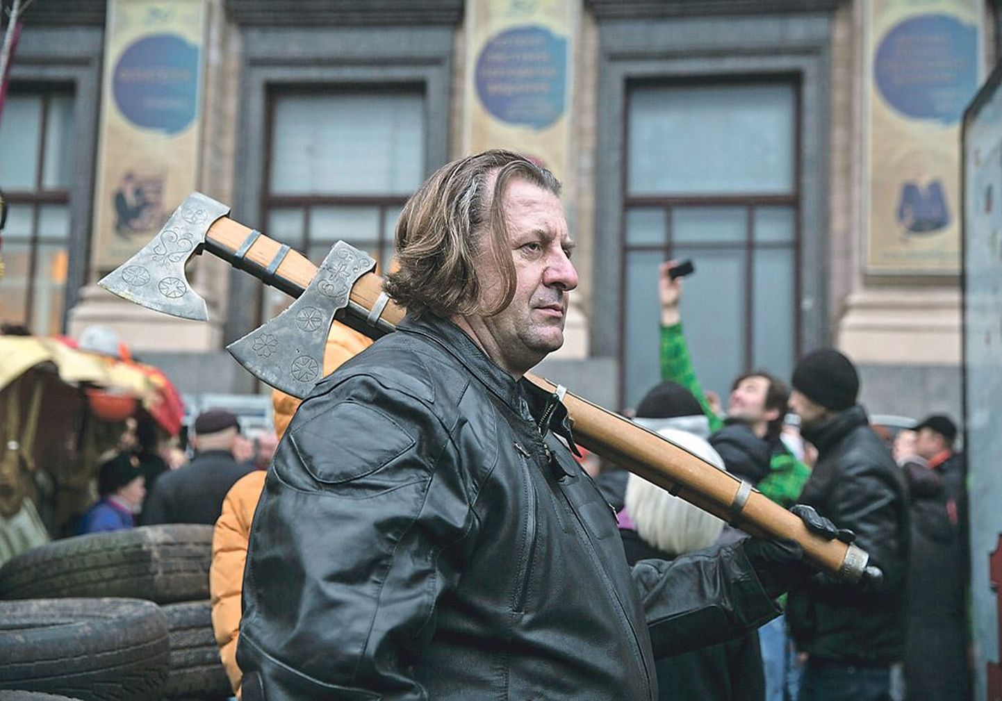 На революционном Майдане все еще можно встретить очень странных персонажей, например, такого вот серьезного мужчину с двумя самодельными топорами.