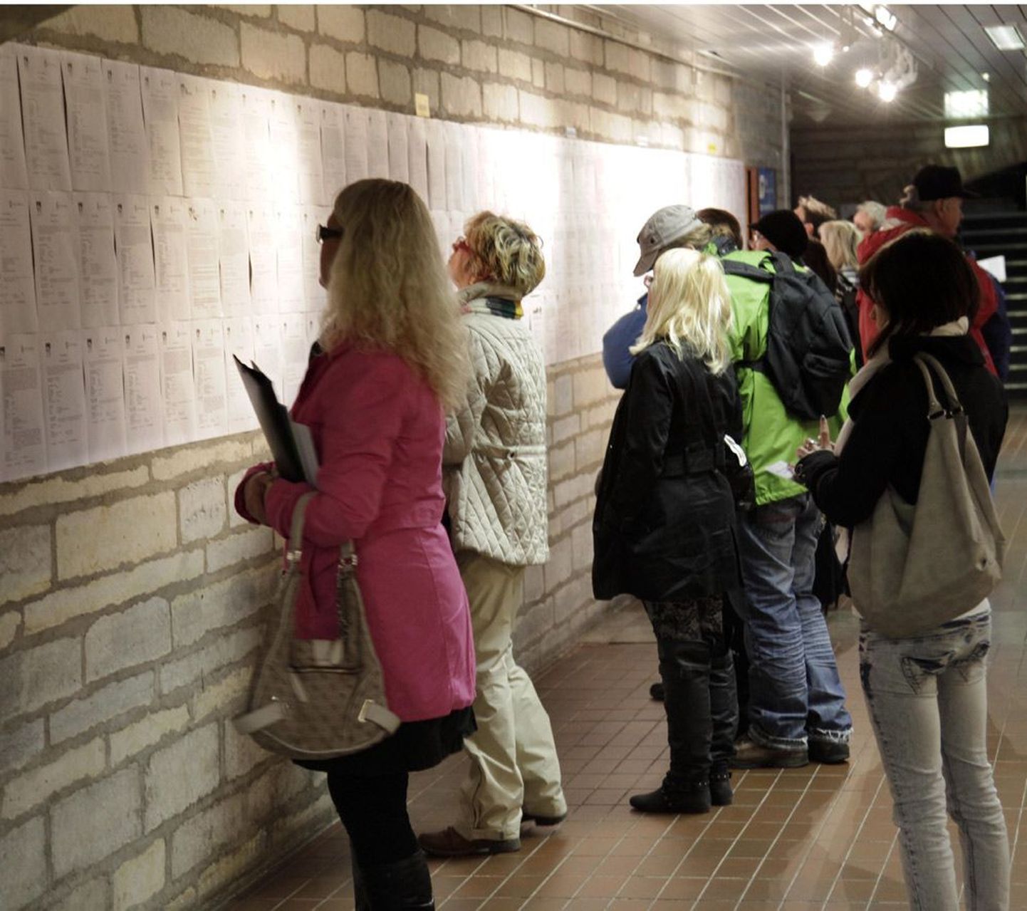 Tallinnas rahvusraamatukogus sagis eile tööpakkujate vahel sadu inimesi, kõigepealt tutvuti aga fuajees välja pandud töökuulutustega.