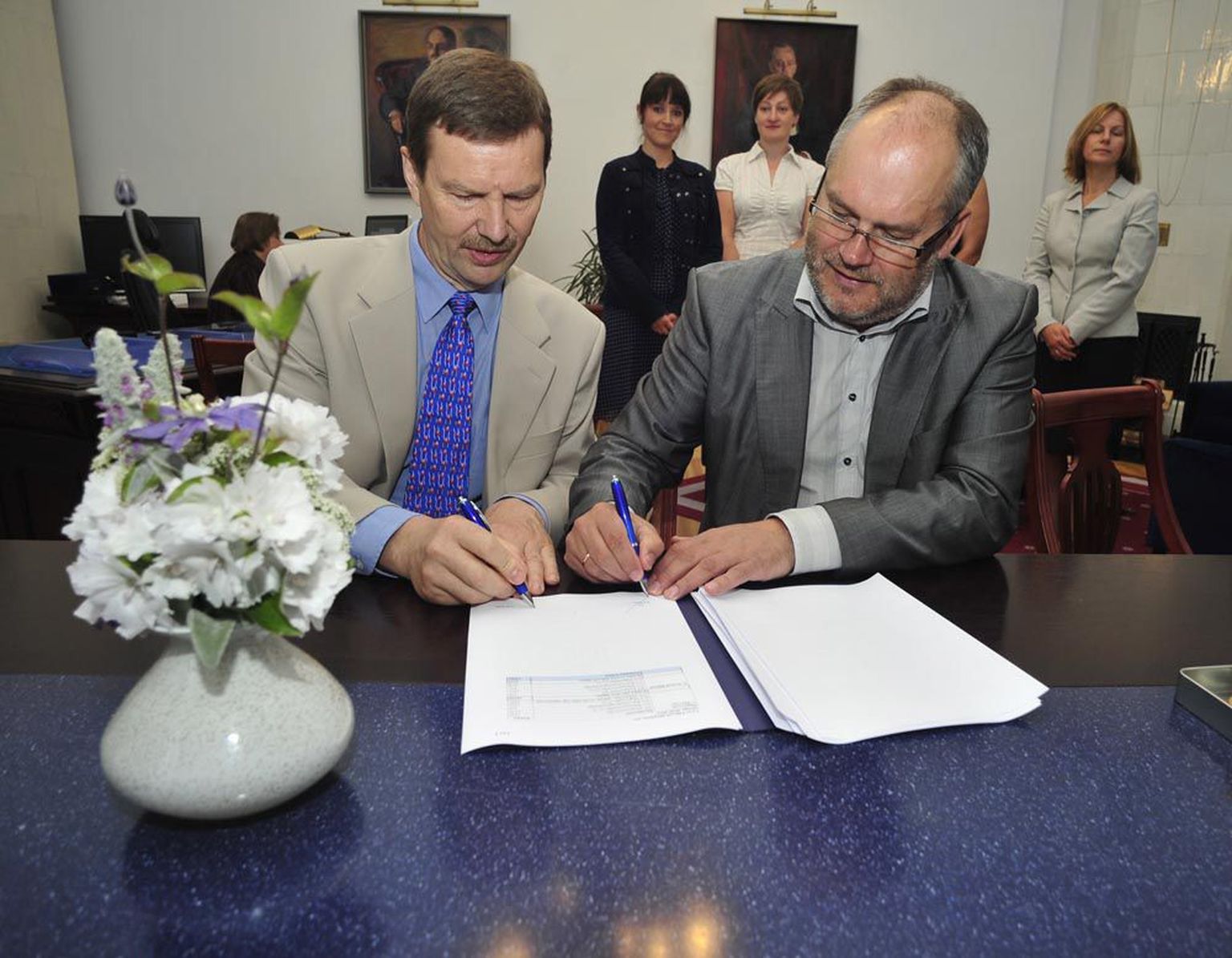 Eile allkirjastas Tartu Ülikooli uus rektor Volli Kalm (vasakul) koos senise rektori Alar Karisega ülikooli asjaajamise ja dokumentatsiooni üleandmise akti.