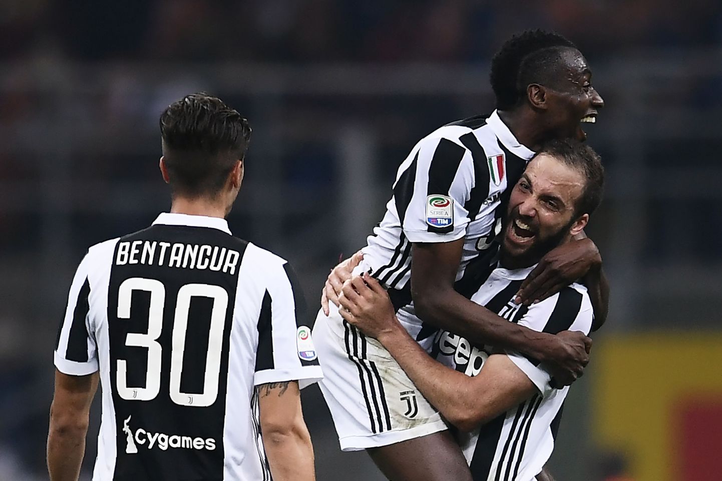 Torino Juventuse mängijad võiduväravat tähistamas.