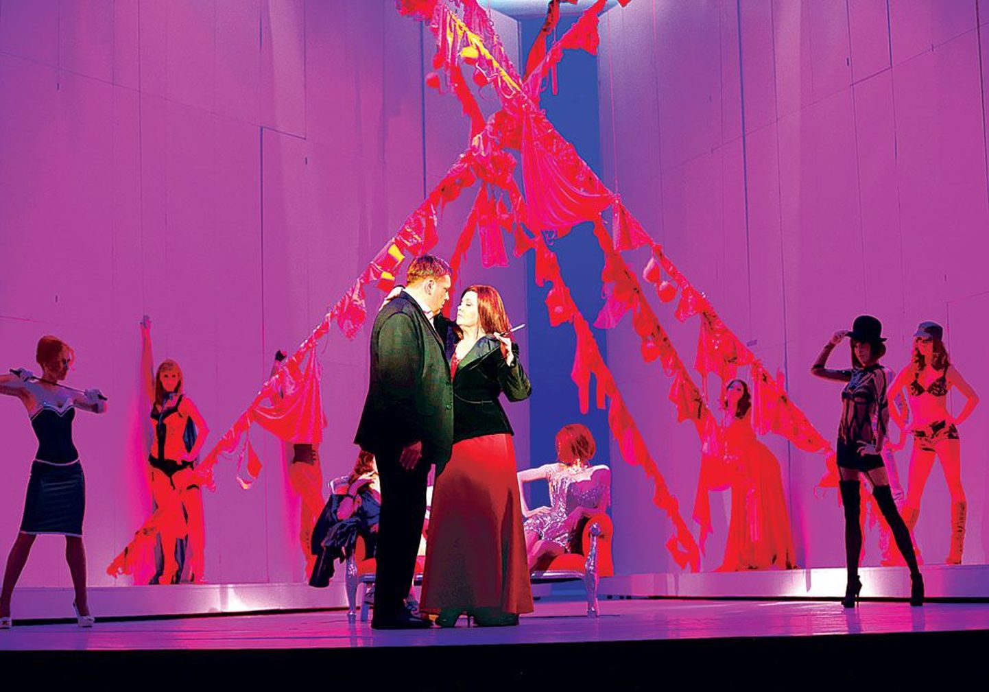 Мати Тури и Хели Вескус на сцене Национальной оперы «Эстония» в постановке Дэниела Слейтера «Тангейзер».