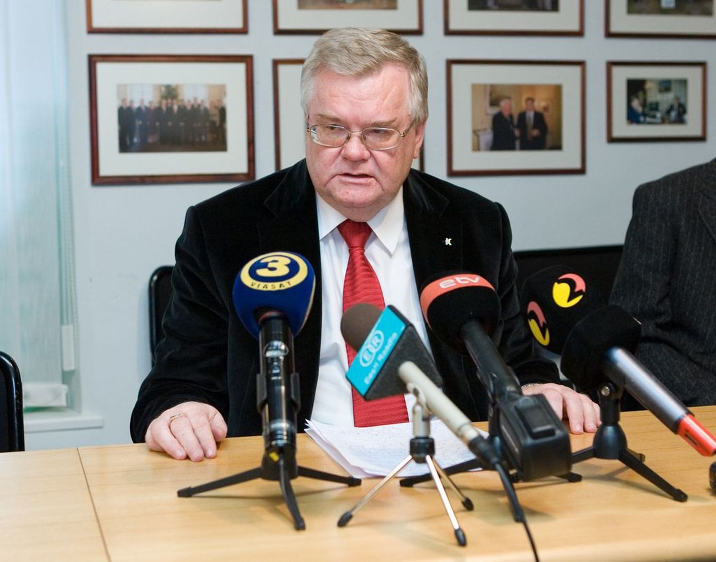 Keskerakonna esimees Edgar Savisaar pärast aprillilõpu rahutusi meediale oma seisukohti esitamas.