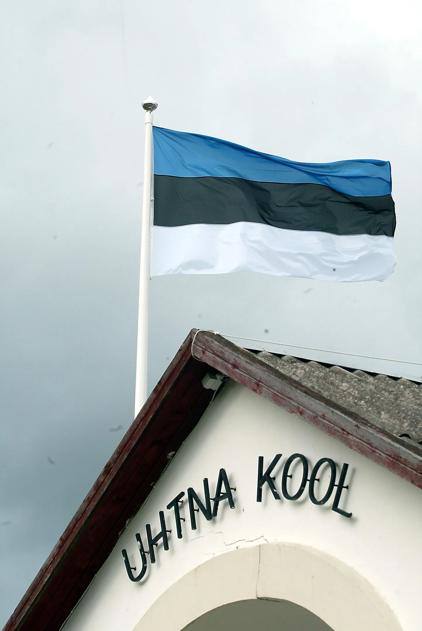Uhtna põhikooli lapsed aitavad klassivenda heategevuskontserdiga.