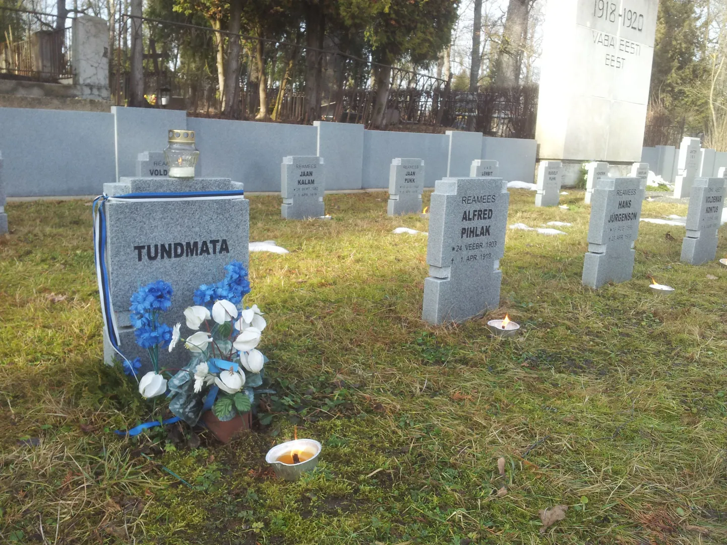 Tundmatu sõduri kalmu ehtisid kaks küünalt.