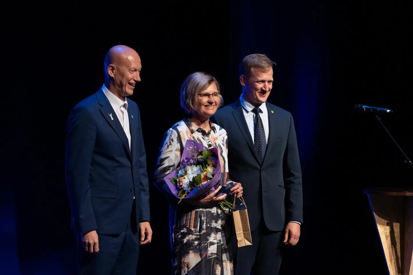 Aasta klassiõpetaja on Taimi Jürgenstein Paide Hammerbecki põhikoolist. Pildil on ta koos linnapea Kaido Ivaski (vasakul) ja Järvamaa sihtasutuse nõukogu esimehe Toomas Tammikuga.