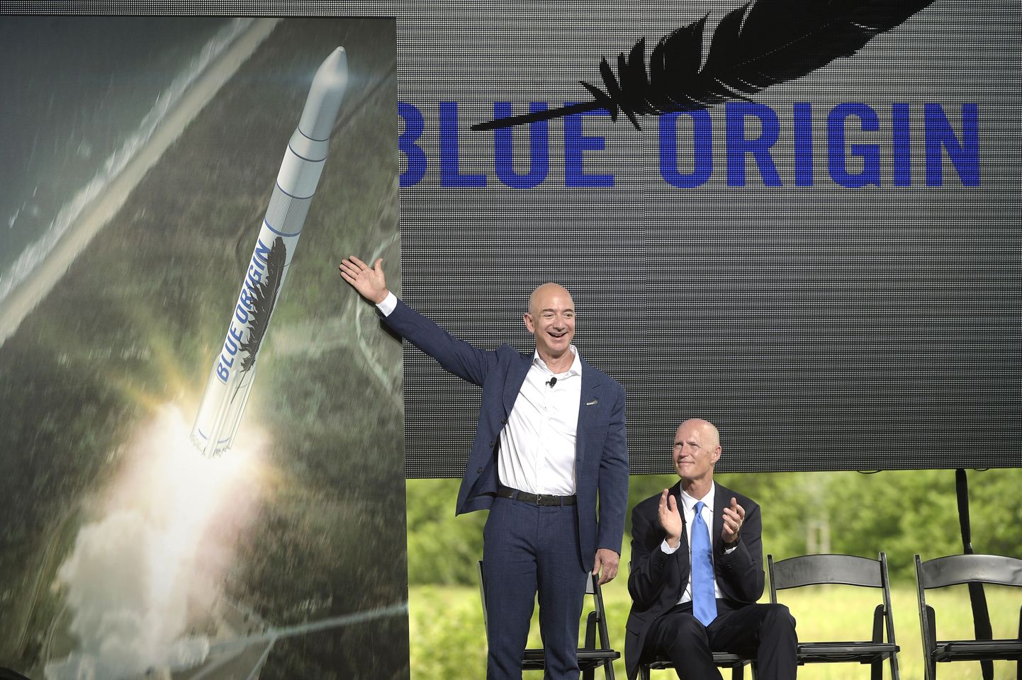 Amazoni juht Jeff Bezos (vasakul) esitles uut Blue Origin süstikut.
