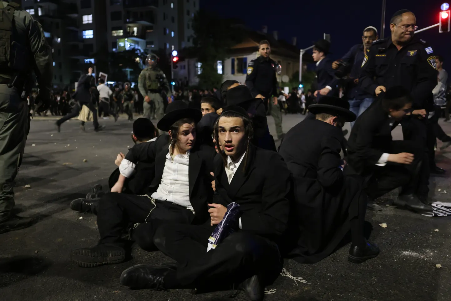 Ultraortodokssed juudid kähmlevad pühapäeval Jeruusalemmas politseiga.