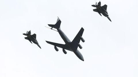 Ameriški bombnik B-1B Lancer preletel latvijski spomenik svobode