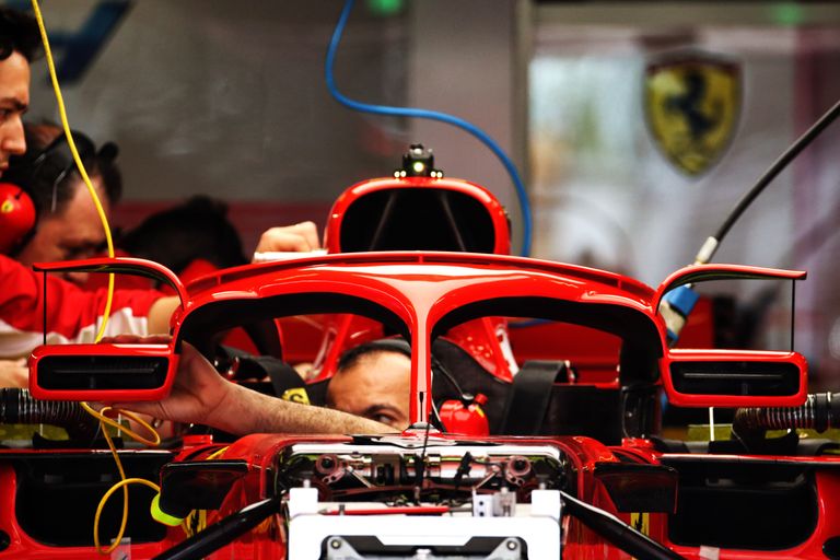 Ferrari peeglikorpused on täpselt samal kohal kus varemgi, erineb vaid kinnitusviis. Hästi on näha ülemine peeglit toestav tiib. Kas see annab aga ka aerodünaamilise eelise, mis peaks olema reeglitega keelatud?