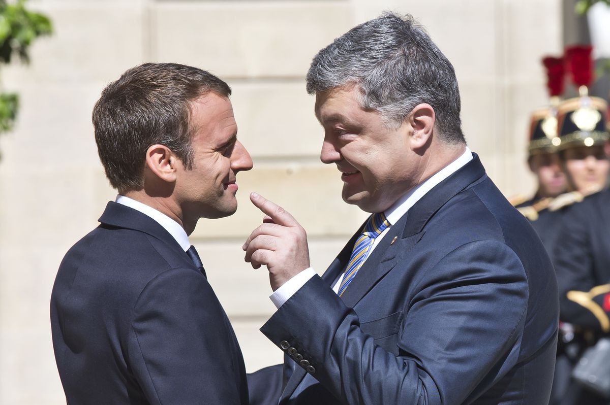 Президент Франции Эммануэль Макрон и президент Украины Петр Порошенко беседуют в Елисейском дворце во время переговоров о подписании соглашения по оккупированным территориям Восточной Украины. 26 июня 2016 года