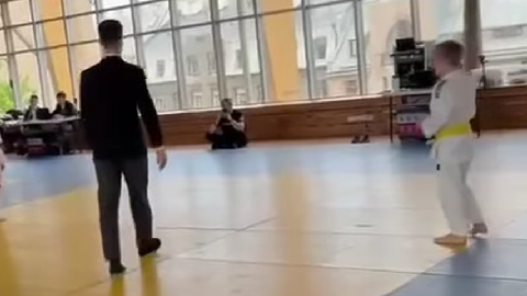 VIDEO ⟩ "Noslauki asaras! Vienalga! Tas ir krievs!" Policija reaģē uz mammas teikto džudo sacensībās