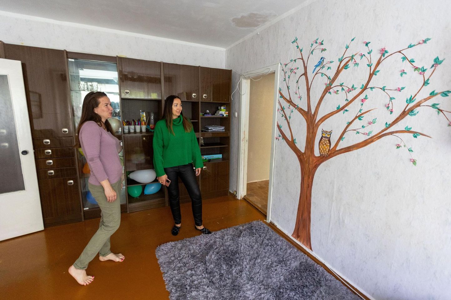 Ukrainlanna Ira Borisenko-Krohmalyuk (vasakul) maalis Türil üüritud korterisse laste rõõmuks seinale puu. Kinnisvaramaakler Kairi Gansen (paremal) andis selleks lahkelt loa, sest korteris elab kaks ema oma lastega ning oma päris kodust kaugel olles kulub midagi ilusat hingele marjaks ära.