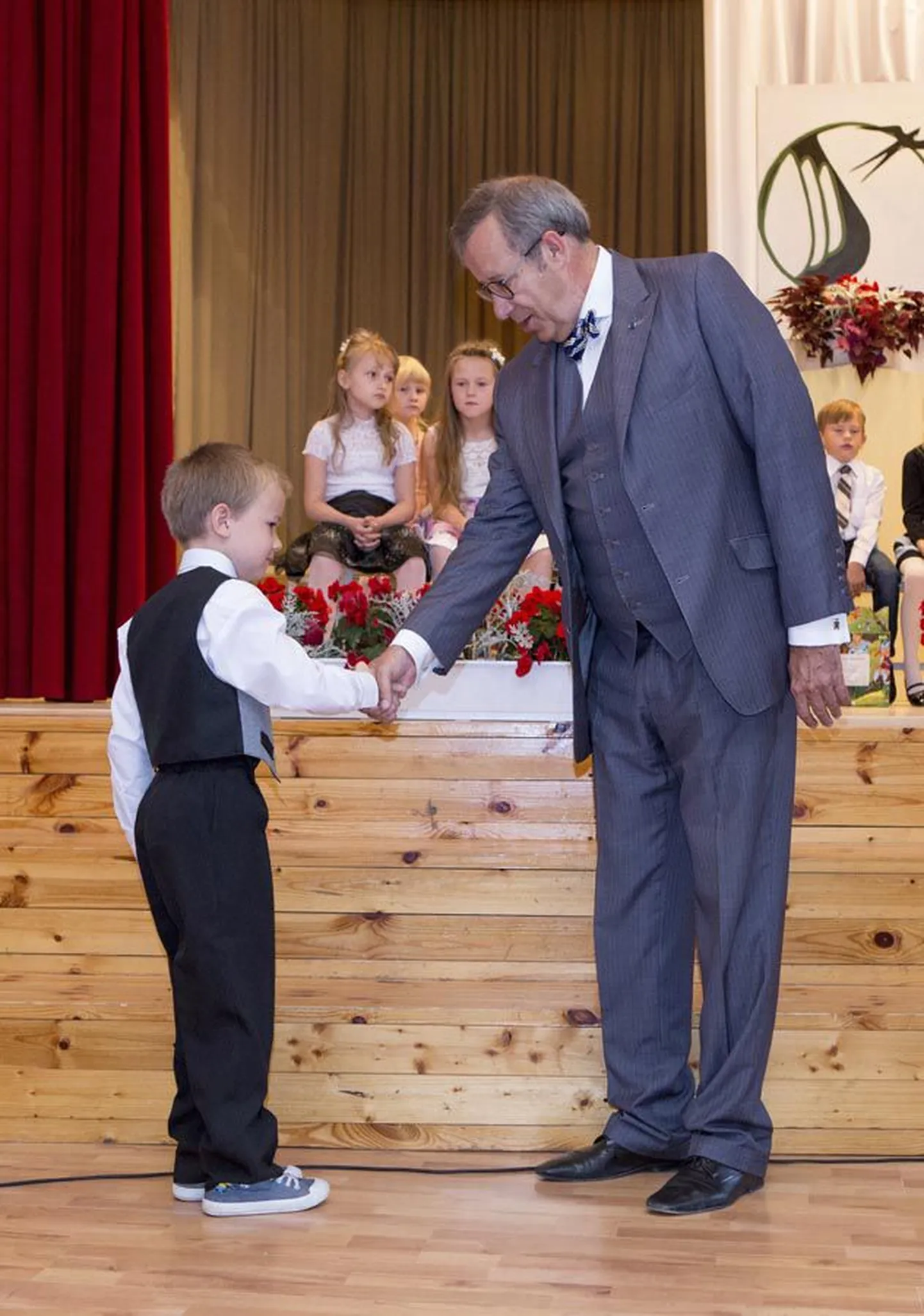 Toomas Hendrik Ilves on kahel korral, nii ametiaja alguses kui lõpus, surunud kätt Abja gümnaasiumis kooliteed alustavatel lastel. Tänavu 1. septembril sai tema käest aabitsa 14 last.